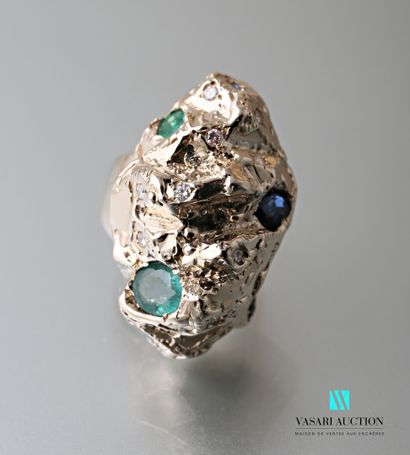 null Important ring in gold 750 thousandth simulating a rock decorated with two emeralds,...