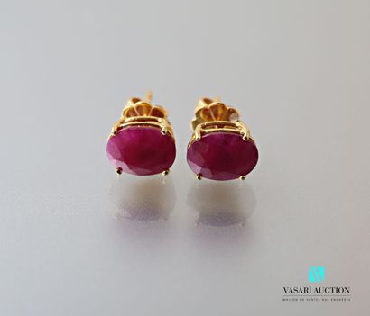 null Pair of earrings in yellow gold 750 thousandth set with two oval rubies, Belgian...