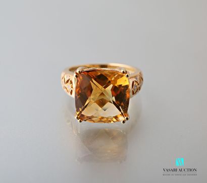 null Yellow gold ring 750 thousandths decorated with a facetted cushion-cut citrine...