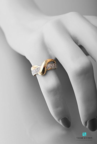 null Ring in yellow gold 750 thousandth, the body in V interlaced decorated with...