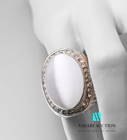 null Ring with a pearly cabochon in the middle

Finger size : 57