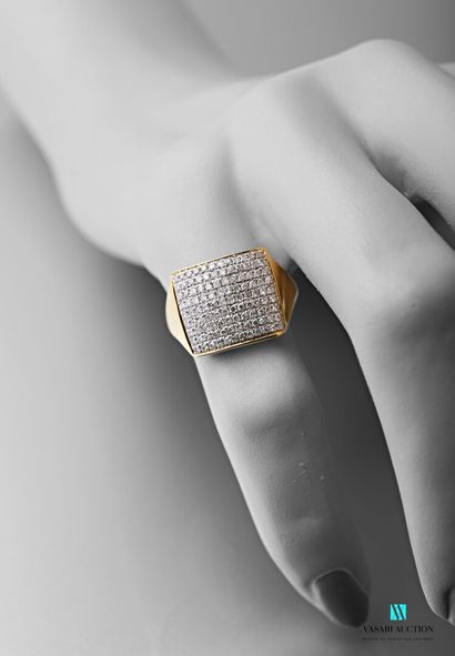 null Square ring in yellow gold 750 thousandths decorated with a pavement of diamonds...