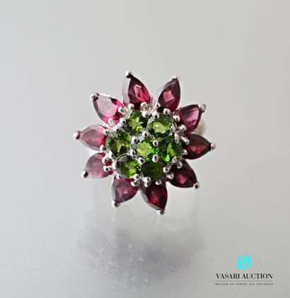 null Silver ring 925 thousandths floral design set with diopsides surrounded by pear-cut...