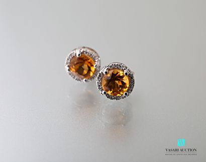 null Pair of round earrings in white gold 750 thousandths decorated with two citrines...