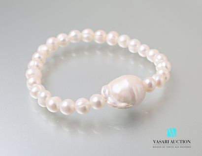 null Bracelet on extensible cord decorated with freshwater pearls and a central 15.4...