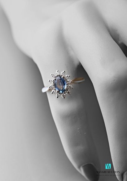 null Daisy ring in white gold 750 thousandth set in its center with a 0.84 carat...