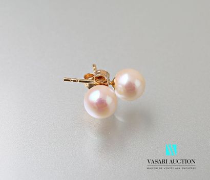 null Pair of earrings in yellow gold 750 thousandths decorated with a pearl of culture...