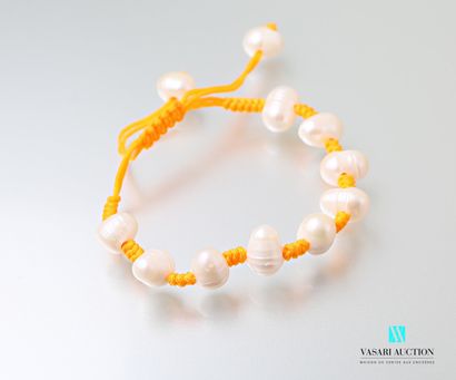 null Bracelet sur cordon de coton orange orné de perles blanche