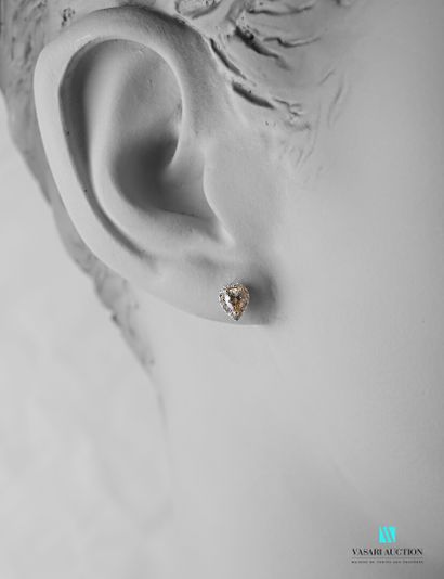 null Paire de boucles d'oreilles en or blanc 750 millièmes ornées de deux diamants...