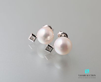 null Pair of earrings in white gold 750 thousandths decorated with two cultured pearls...