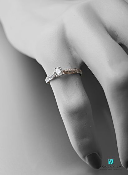 null Solitaire ring in white gold 750 thousandth set in its center of a modern cut...