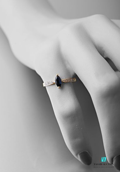 null Yellow gold ring 750 thousandth set with a sapphire of size navette calibrating...