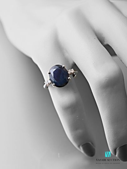 null Ring in white gold 750 thousandth set in its center of a sapphire of oval size...