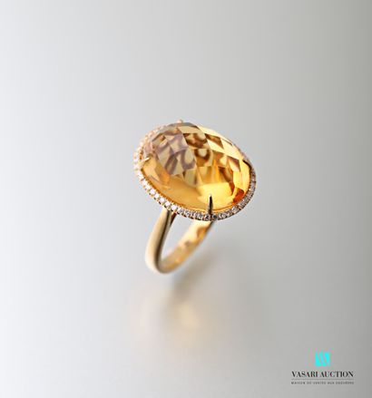 null Bague en or jaune 750 millièmes ornée d'une importante citrine de taille ovale...