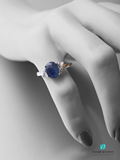 null Silver ring 925 thousandths set with an oval sapphire with two X-shaped motifs...