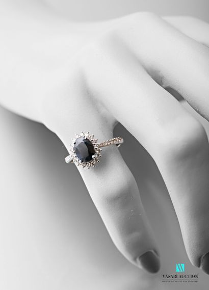 null Ring marguerite in white gold 750 thousandths decorated with a sapphire of oval...