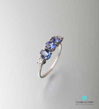 null Ring trilogy in white gold 750 thousandths set with three sapphires of oval...