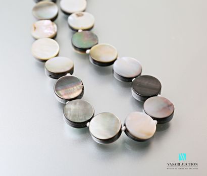 null Necklace decorated with round mother-of-pearl pastilles, metal clasp.

Length...