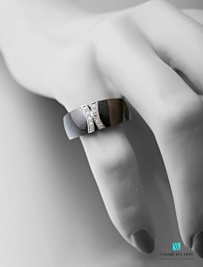 null Black ceramic ring presenting in its center a white gold X decorated with brilliant-cut...