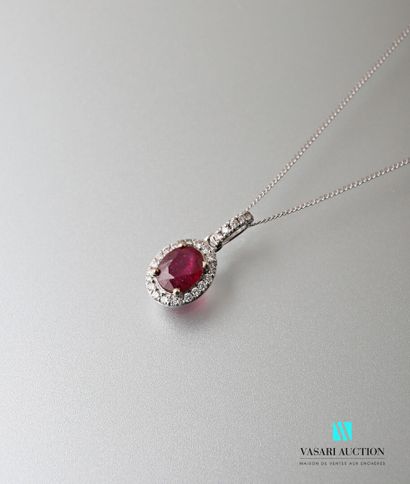 null Chain and its pendant in white gold 750 thousandths set with a ruby of oval...
