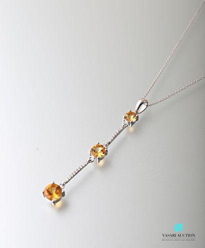 null A silver chain 925 thousandths oval mesh and a pendant holding three round citrines...