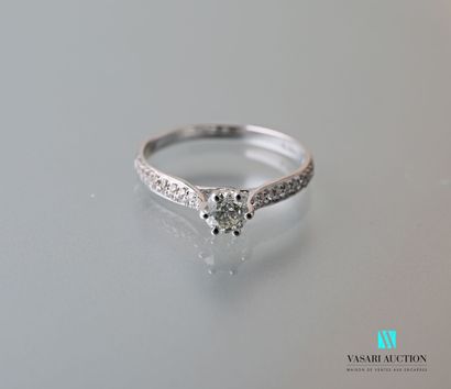 null Solitaire ring in white gold 750 thousandth set in its center of a modern cut...