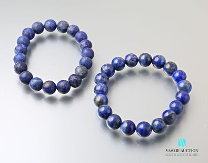 null Lot de deux bracelets sur cordon élastique ornés de boules de lapis lazuli,...