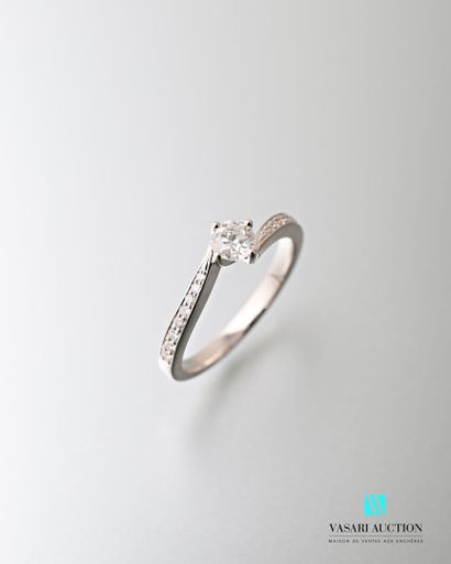 null Ring in white gold 750 thousandths set in its center of a diamond of brilliant...