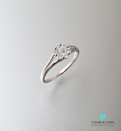 null Ring in white gold 750 thousandth set with seven diamonds of modern size of...
