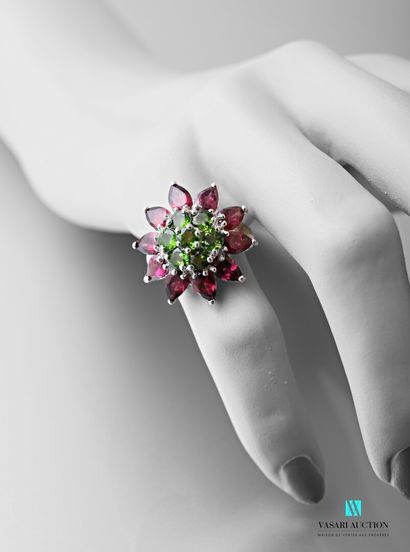 null Silver ring 925 thousandths floral design set with diopsides surrounded by pear-cut...