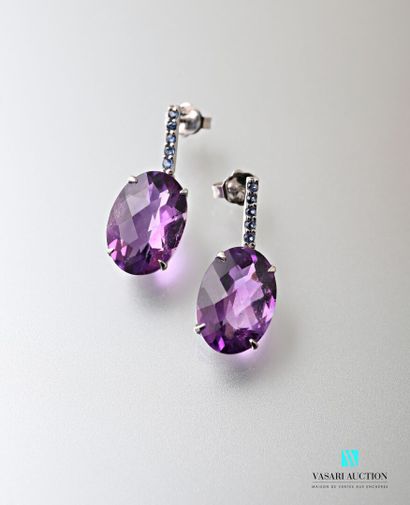 null Pair of earrings in gold blanec 750 thousandths decorated with two amethysts...