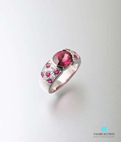 null Ring white gold 750 thousandth set in its center of a rhodolite of oval size...