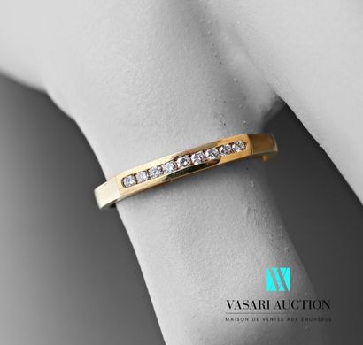 null Half wedding ring in yellow gold 750 thousandths decorated with a line of nine...