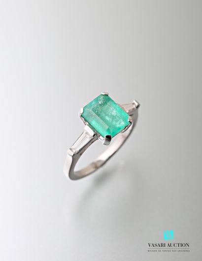null Ring in white gold 750 thousandths centered of an emerald of size calibrating...