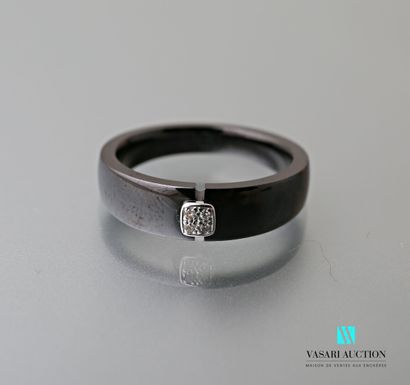 null Black ceramic ring with a square motif in the centre, decorated with four diamonds.

Gross...