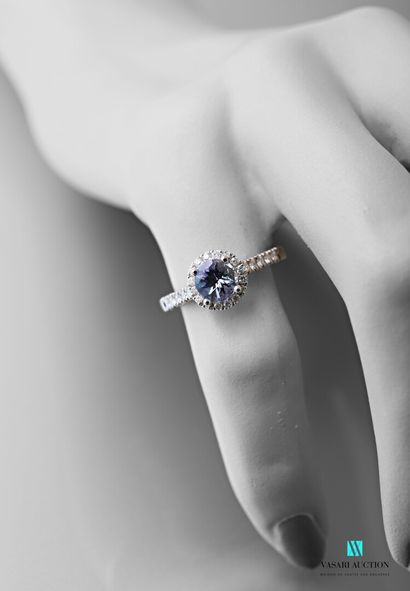 null Ring in white gold 750 thousandth set with a round tanzanite 0,93 carat hemmed...