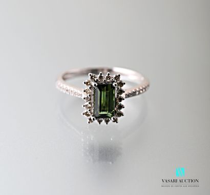 null Ring in white gold 750 thousandths decorated with a green tourmaline of size...
