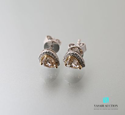 null Pair of earrings in white gold 750 thousandths adorned with two champagne diamonds...
