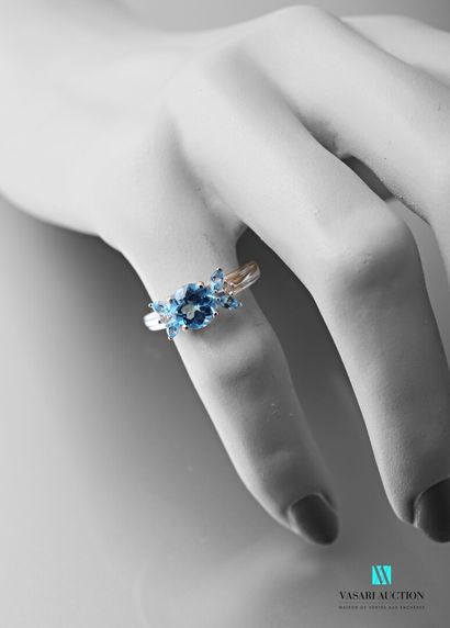 null Ring in white gold 750 thousandth set in its center of a blue topaz of round...