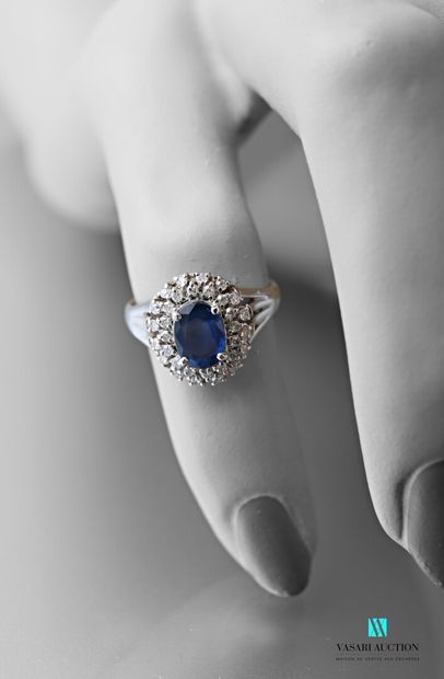 null Ring in platinum 900 thousandths set in its center with a Kantchanaburi sapphire...