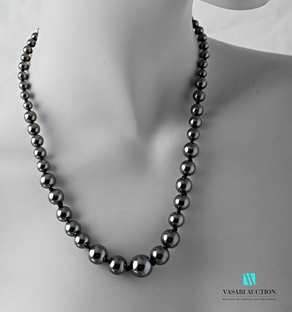 null Necklace of hematite pearls from 6,3 mm to 14 mm arranged in fall, steel clasp.

Length...
