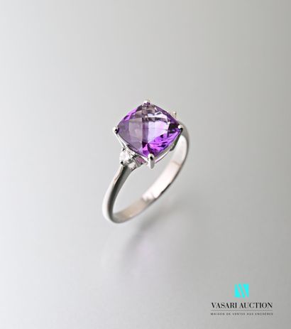 null Ring in white gold 750 thousandths decorated in its center with a facetted amethyst...