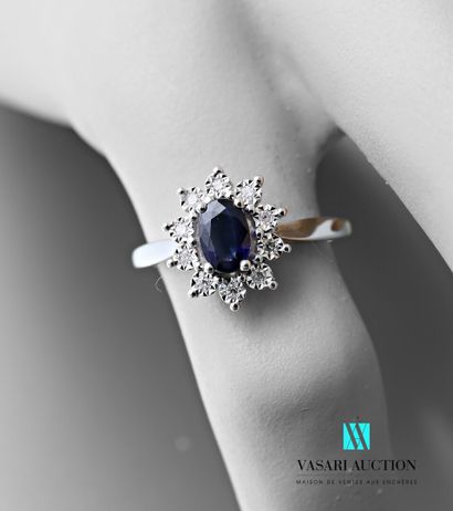 null Ring margueritte in white gold 750 thousandths set with a central sapphire calibrating...