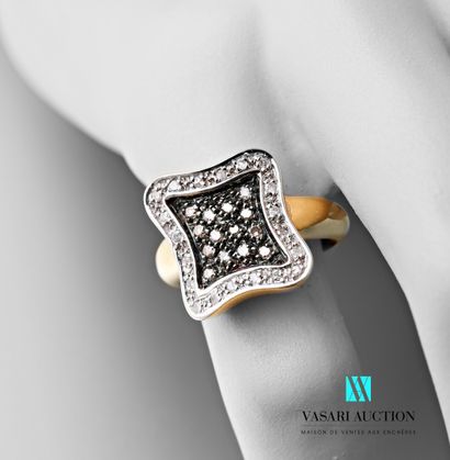 null Yellow gold ring 750 thousandths with square motive with moved edges decorated...