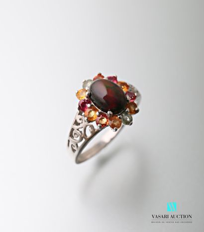 null Silver ring 925 thousandths decorated with a central black opal surrounded by...