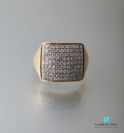 null Square ring in yellow gold 750 thousandths decorated with a pavement of diamonds...