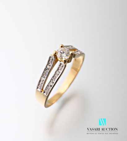 null Yellow gold ring 750 thousandths decorated in its center with a diamond of brilliant...