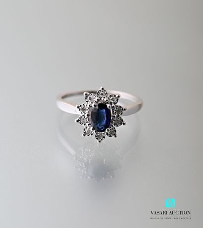 null Ring margueritte in white gold 750 thousandths set with a central sapphire calibrating...