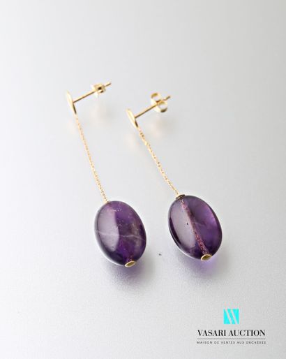 null Pair of earrings in yellow gold 750 thousandths supporting two amethysts in...