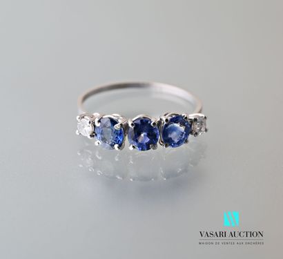 null Ring trilogy in white gold 750 thousandths set with three sapphires of oval...